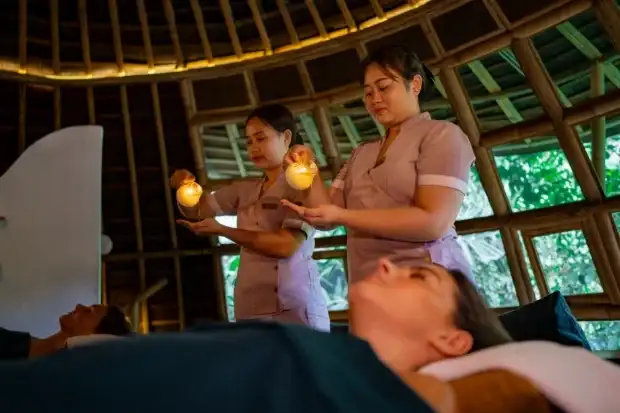 Aromatic Candle Massage